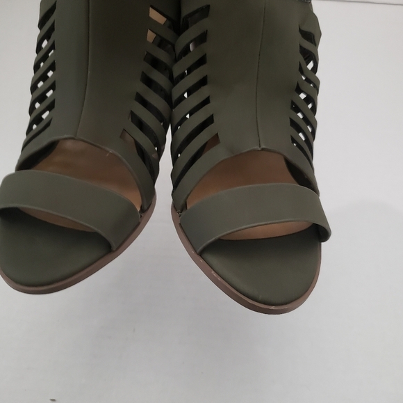 Delicious Yummy Cutout Stacked Heel Green Sandals Size 6 - Picture 8 of 14